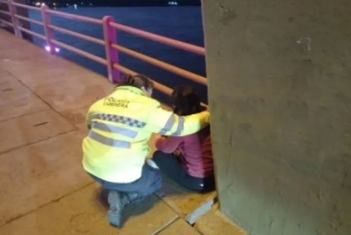 Una joven de 18 años intentó arrojarse del Puente: fue rescatada