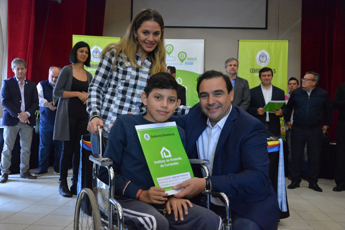 Valdés entregó  viviendas en Mercedes y  Curuzú Cuatiá