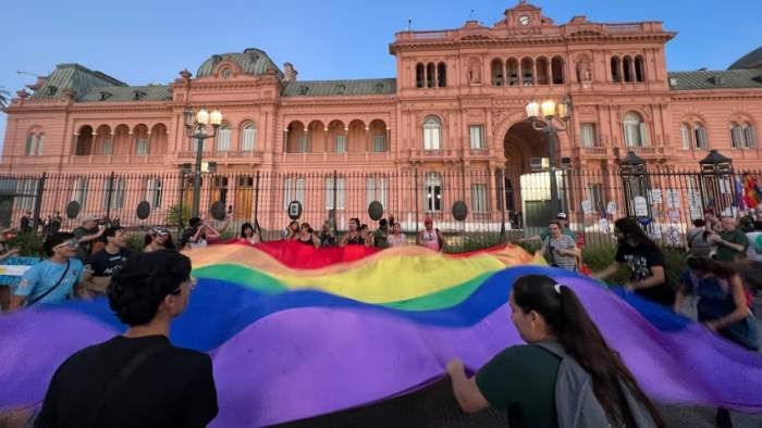 Prohibirá los tratamientos de cambio de género para menores de 18 años