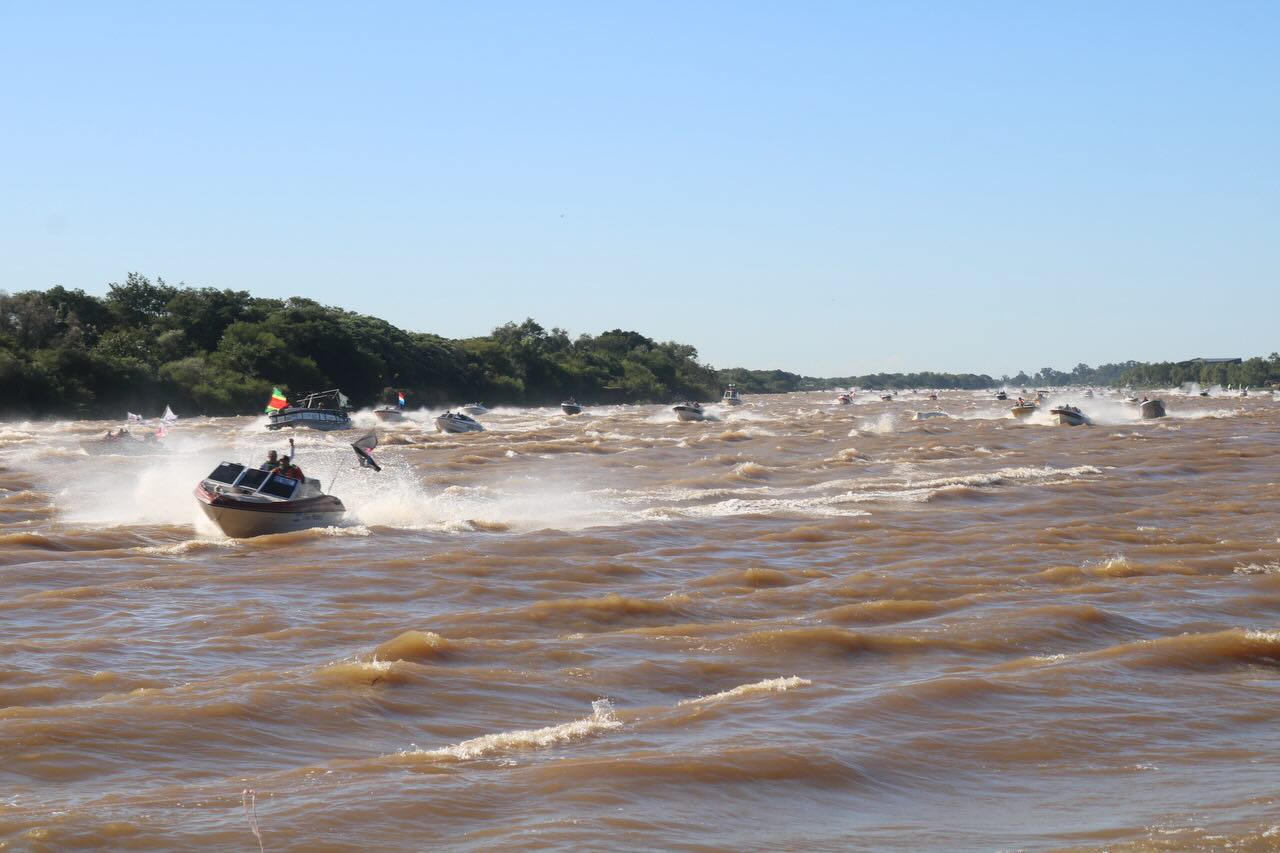 Susto en la largada: una lancha volcó en pleno Riacho Goya