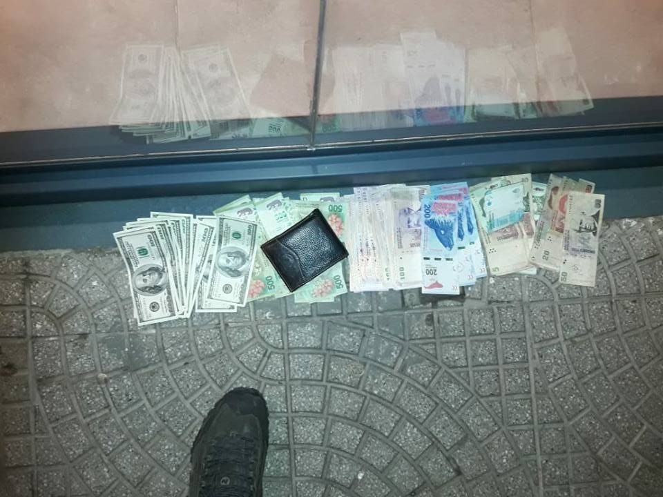 Esquinense sospechado de comprar joyas con dolares falsos