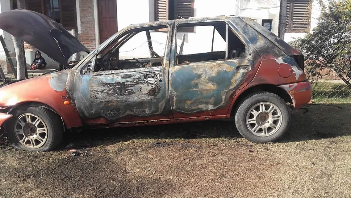 Esquina: Quemaron un auto y a metros rompieron el vidrio de otro
