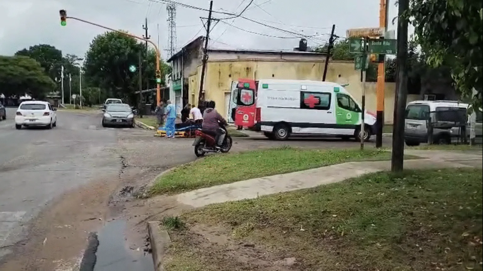 Accidente entre un auto y una moto en la avenida Juan Ramón Vidal y calle Santa Rita