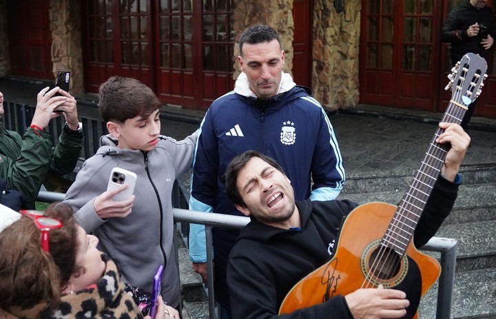El emotivo chamamé que le cantaron a Lionel Scaloni en Pujato y su reacción