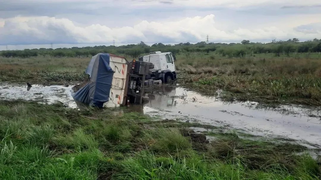 Camión cargado con piedras despistó y volcó en Ruta 12
