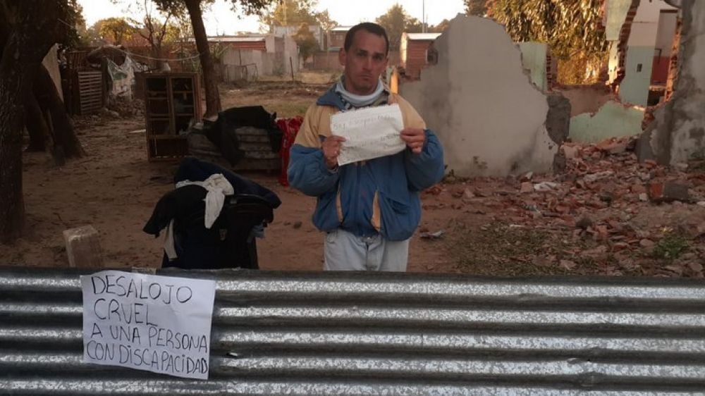 Corrientes: Desalojaron a joven discapacitado y pasó la noche bajo un árbol