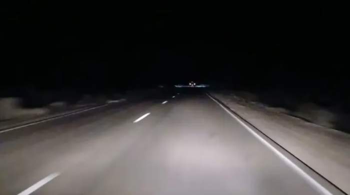 Madre tiró a su hija a la ruta frente a un camión para tratar de matarla
