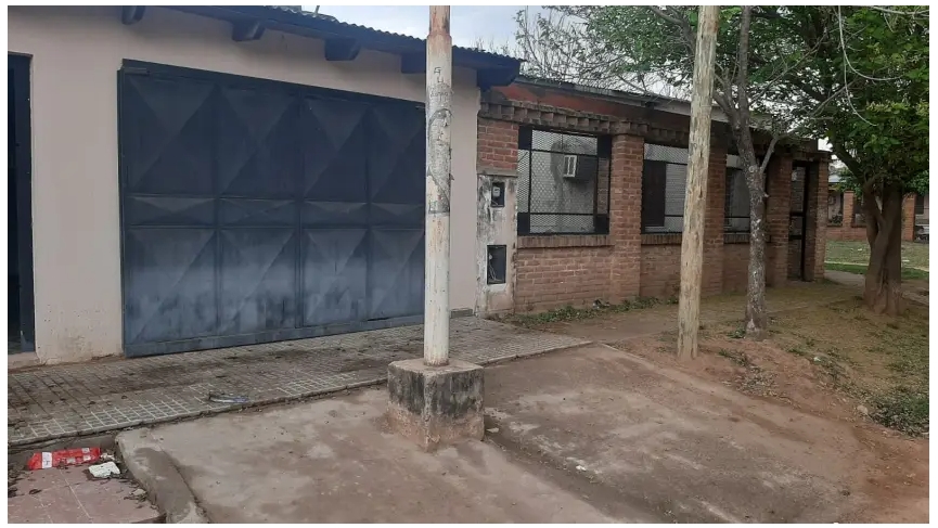 Corrientes: reclama que le pusieron un poste de luz frente a su garaje