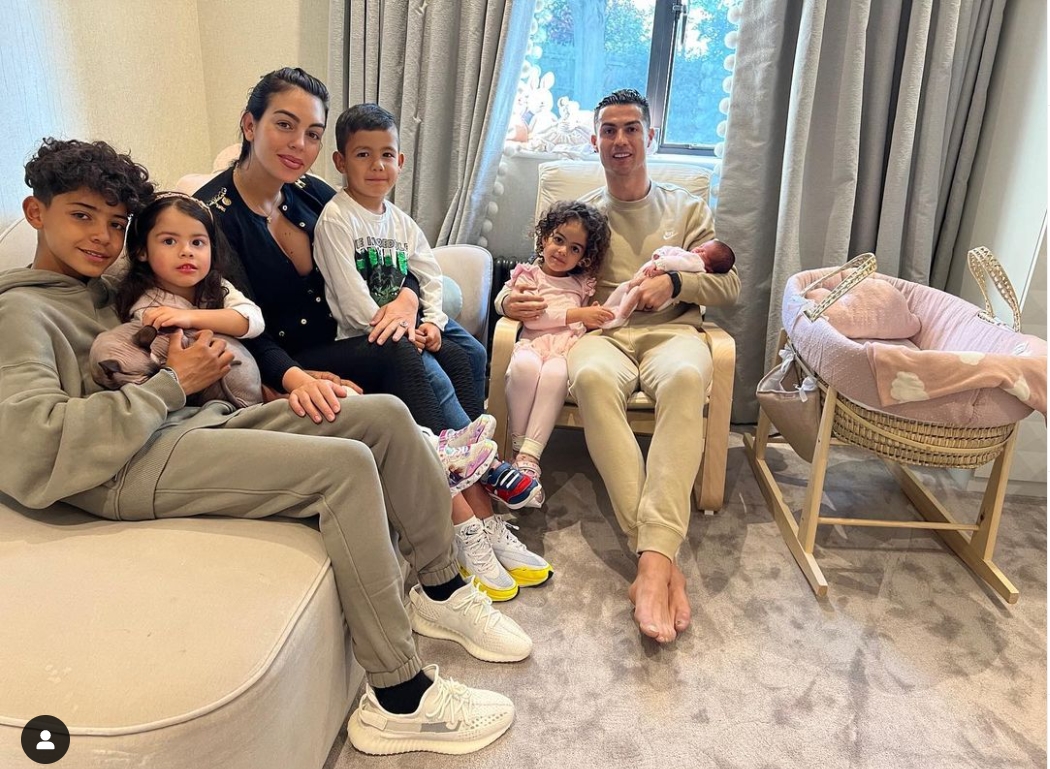 Cristiano, presentó a su beba tras la muerte de uno de los gemelos