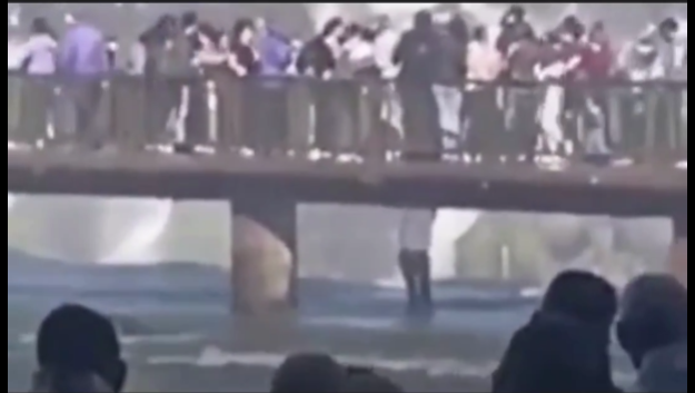 Video: un turista arriesgó su vida en las Cataratas del Iguazú por un insolito motivo