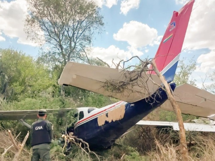 Se estrelló una avioneta narco con matrícula de Bolivia en un campo de Salta