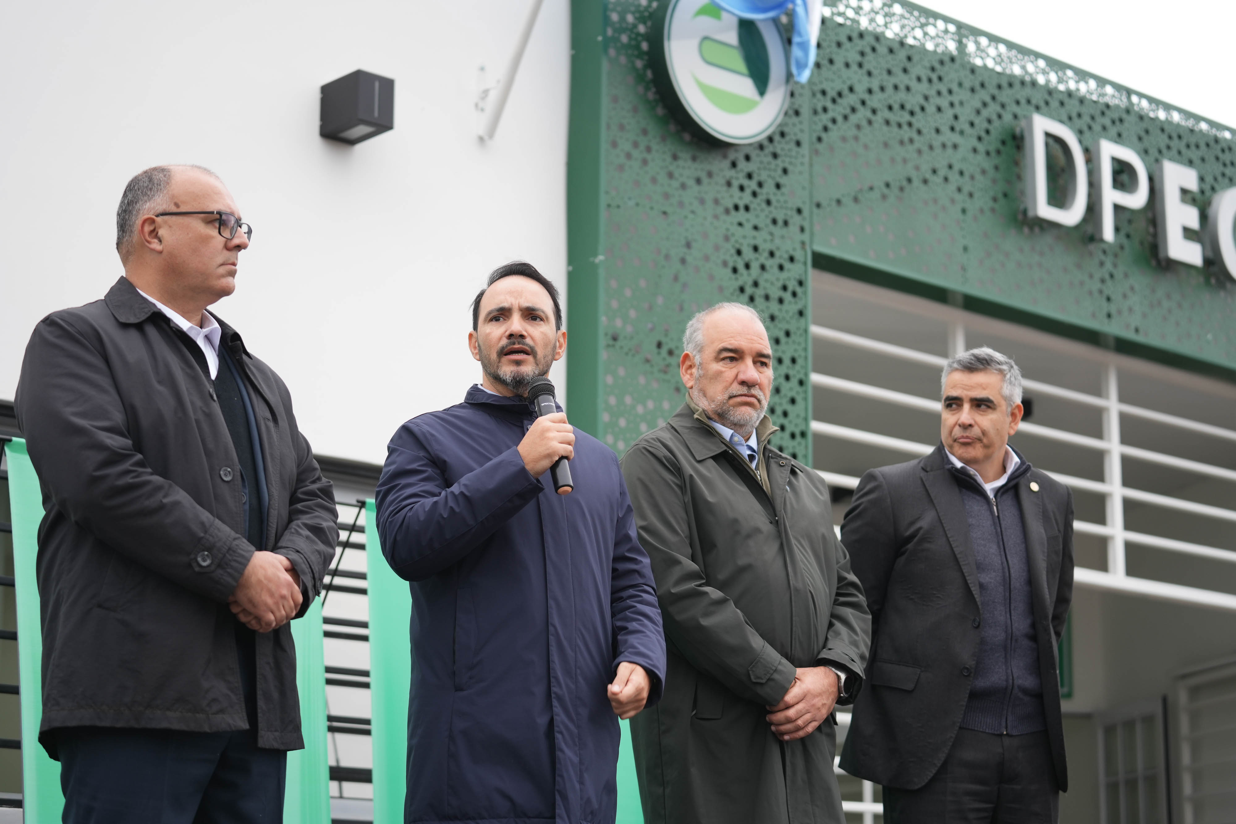 En el Barrio 17 de Agosto, Valdés inauguró oficinas de la DPEC y entregó nuevos vehículos para optimizar la atención
