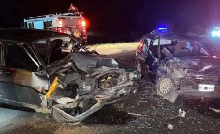 #Esquina: violento choque de dos autos deja a dos personas con fuertes lesiones