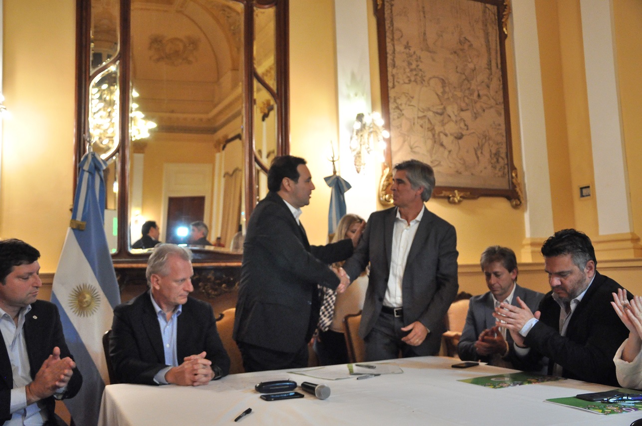 Valdés firmó Convenio con una multinacional  que invertirá dos millones de dólares en Libres