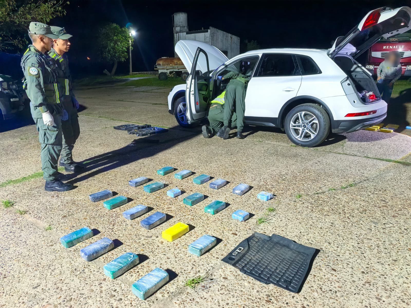 Corrientes: viajaba con su hija desde Iguazú a Uruguay y le encontraron 88 kilos de cocaína ocultos en el auto