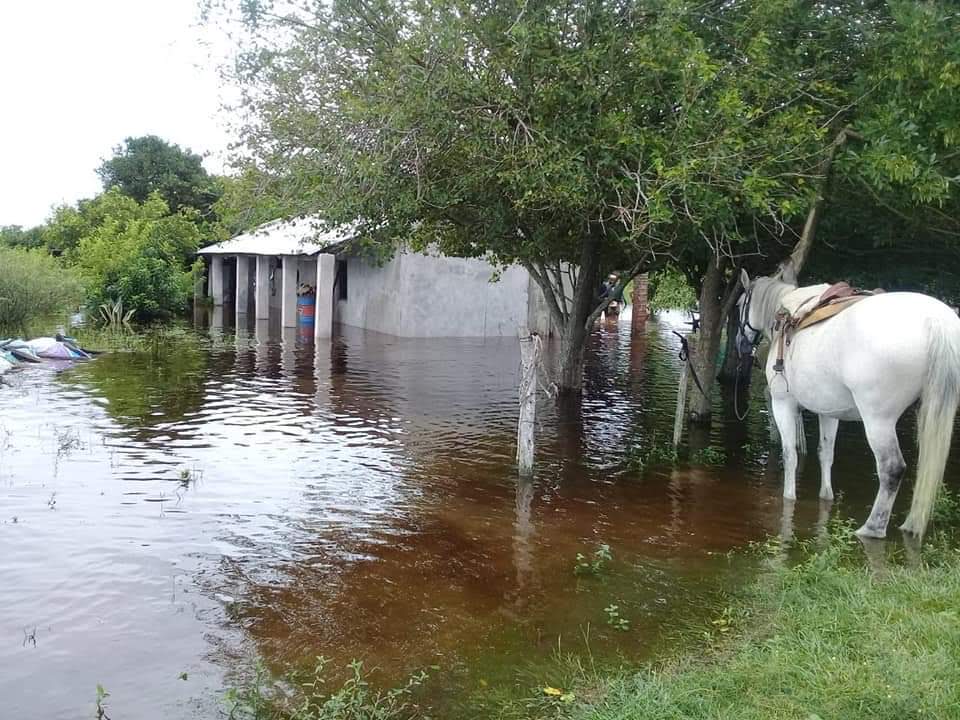 El agua comienza a ceder, pero todavía hay evacuados en Esquina