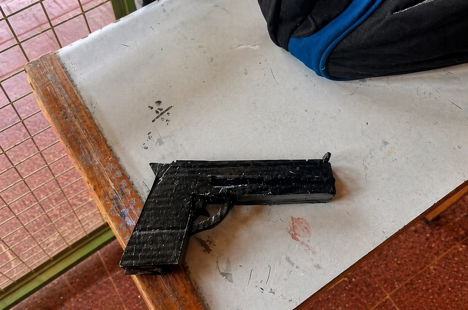 Hallan "armas" de cartón en la requisa a las mochilas de alumnos
