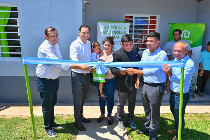 Valdés entregó viviendas en Guaviraví y firmó Convenio para construir más