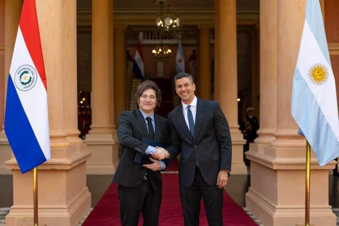 Milei cerró su visita a Paraguay con un encuentro con Santiago Peña