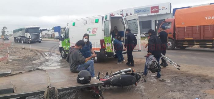 Corrientes:  sin casco y con muletas, chocó con el acoplado de un camión