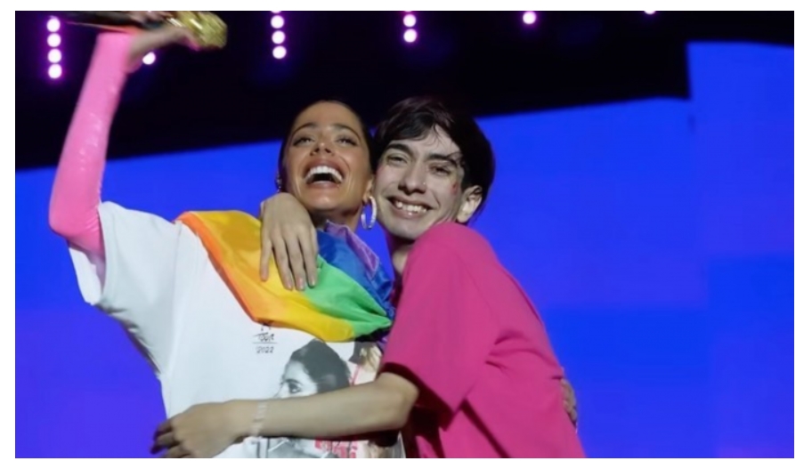 Tini Stoessel invitó a un fan a subir al escenario y ¡mirá lo que pasó