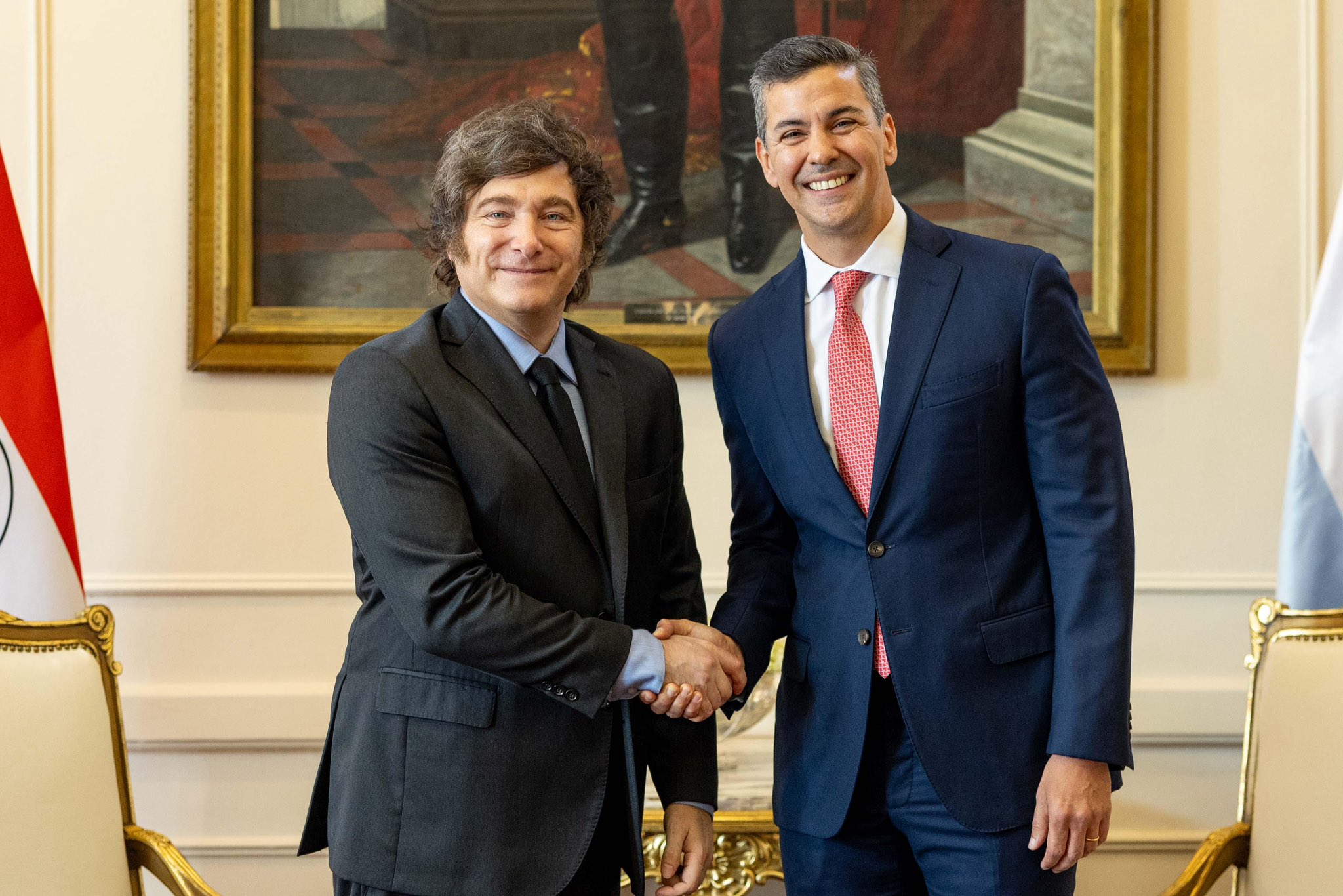 Javier Milei mantuvo un encuentro bilateral con Santiago Peña en Paraguay
