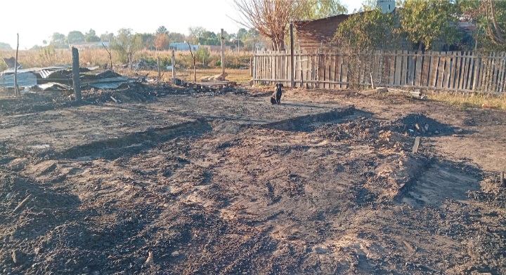 Esquina: Incendio Devastador en el Barrio San Benito: Las llamas consumieron por completo una vivienda