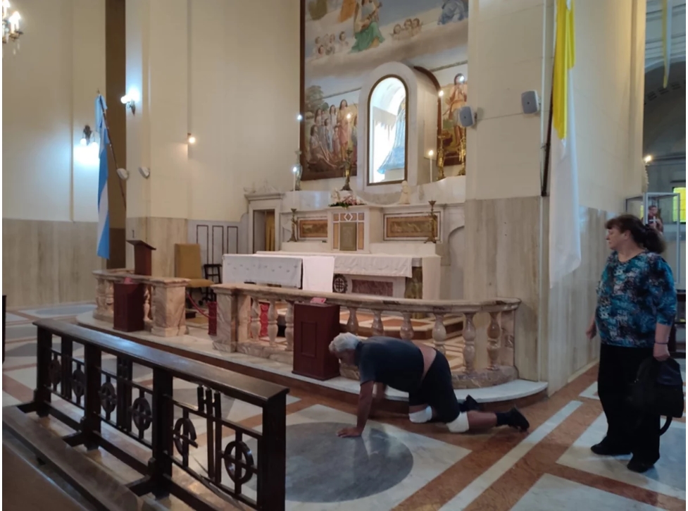 Corrientes: un cordobés llegó de rodillas a la imagen de Itatí para agradecer