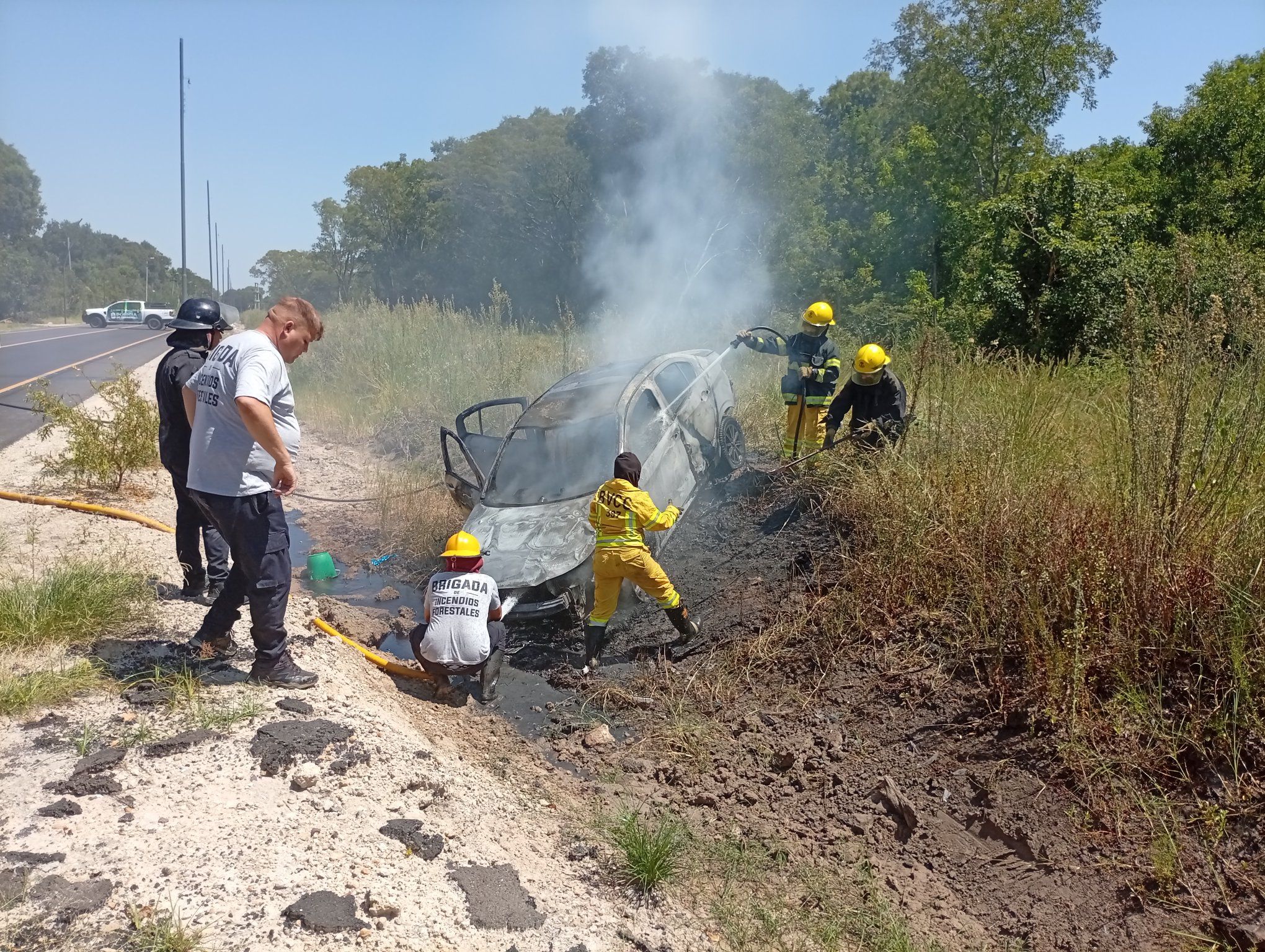 Se incendió un auto tras un vuelco en una ruta de Corrientes: el conductor salió ileso