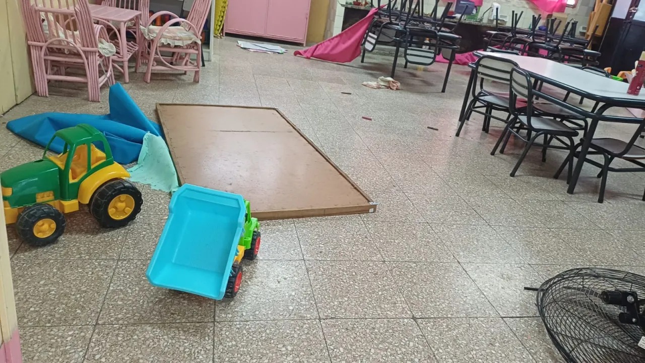 Robaron en un jardín, causaron destrozos y se tomaron todo el jugo de un cumpleaños