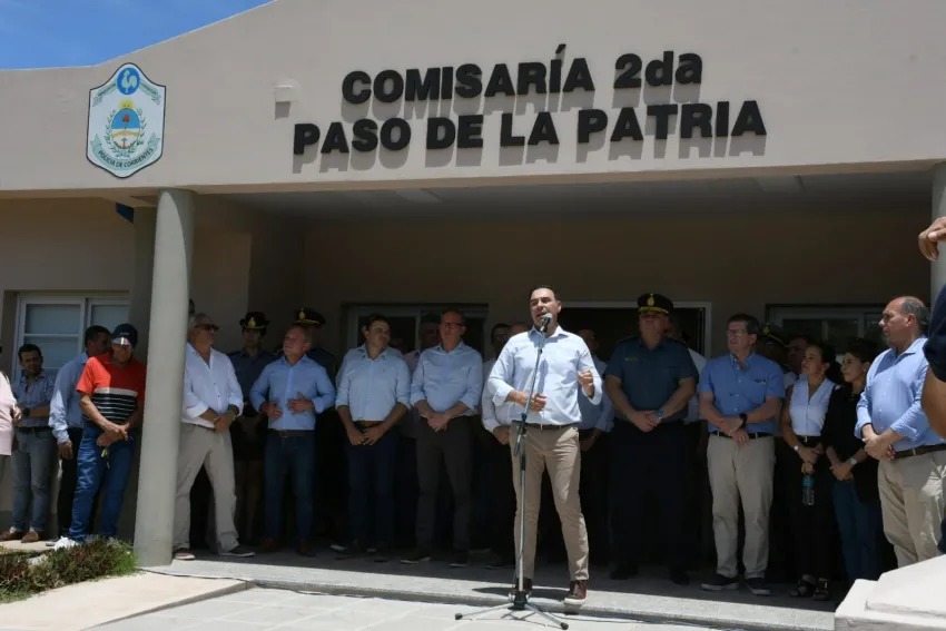 Valdés entregó 10 viviendas e inauguró una nueva Comisaría en Paso de la Patria