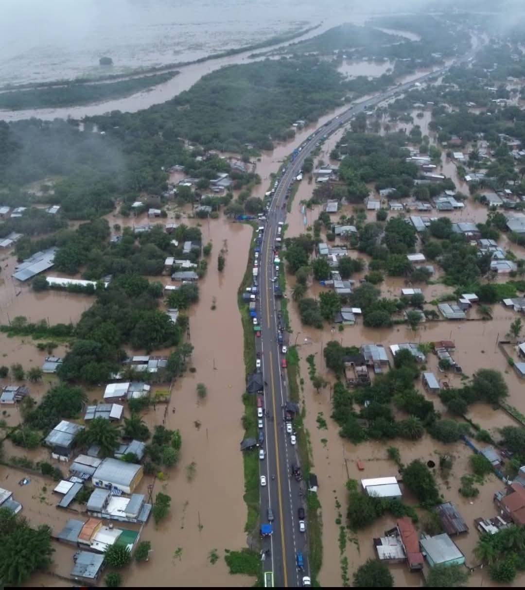 Inundación en Tucumán: suspendieron las clases y vecinos tuvieron que pasar la noche al costado de una ruta