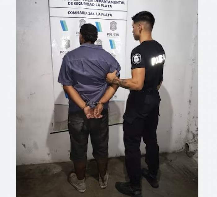 Un hombre mató a puñaladas a una mujer y atacó a otras dos personas