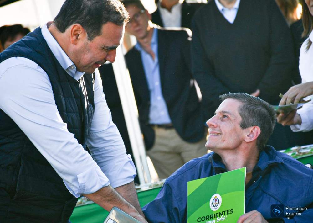 El gobernador Gustavo Valdés entregó 82 viviendas en Bella Vista