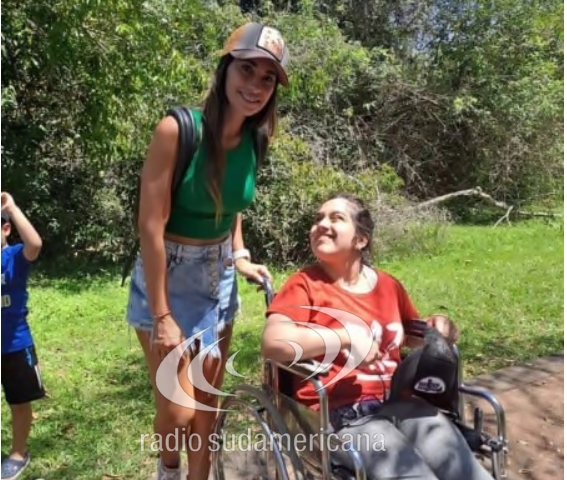 Antonela Roccuzzo junto a estudiantes correntinos en Cataratas del Iguazú