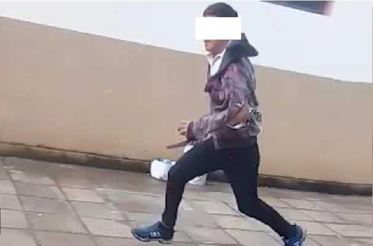 Extrajo un cuchillo y corrió a compañero en la escuela: fue filmado