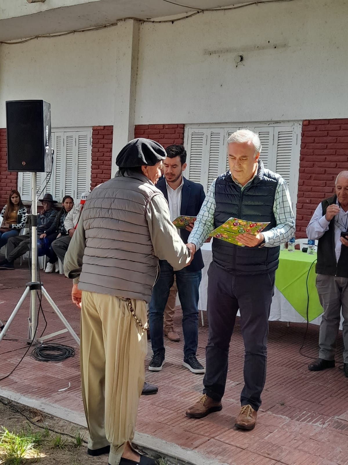 El Gobierno provincial entregó ayuda a pequeños productores de Esquina, Libertador y San Isidro