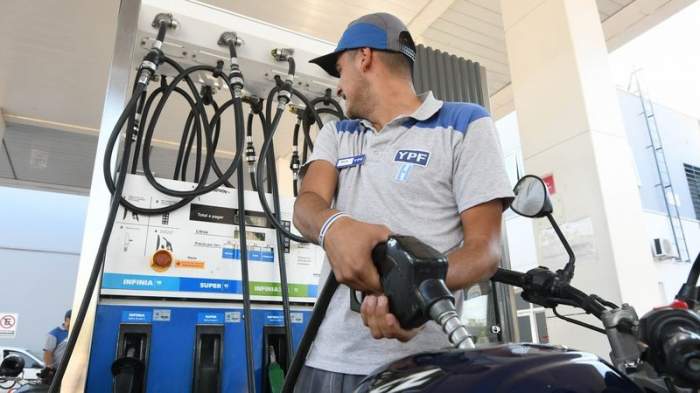 YPF analiza bajar el precio del combustible en octubre