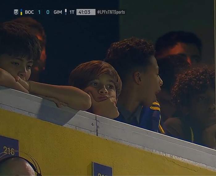 Las imágenes de Thiago Messi en la Bombonera viendo a Boca-Gimnasia