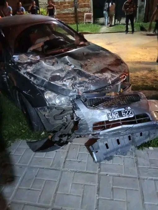 Goya: un auto se incrustó en una casa y dos mujeres se salvaron de milagro