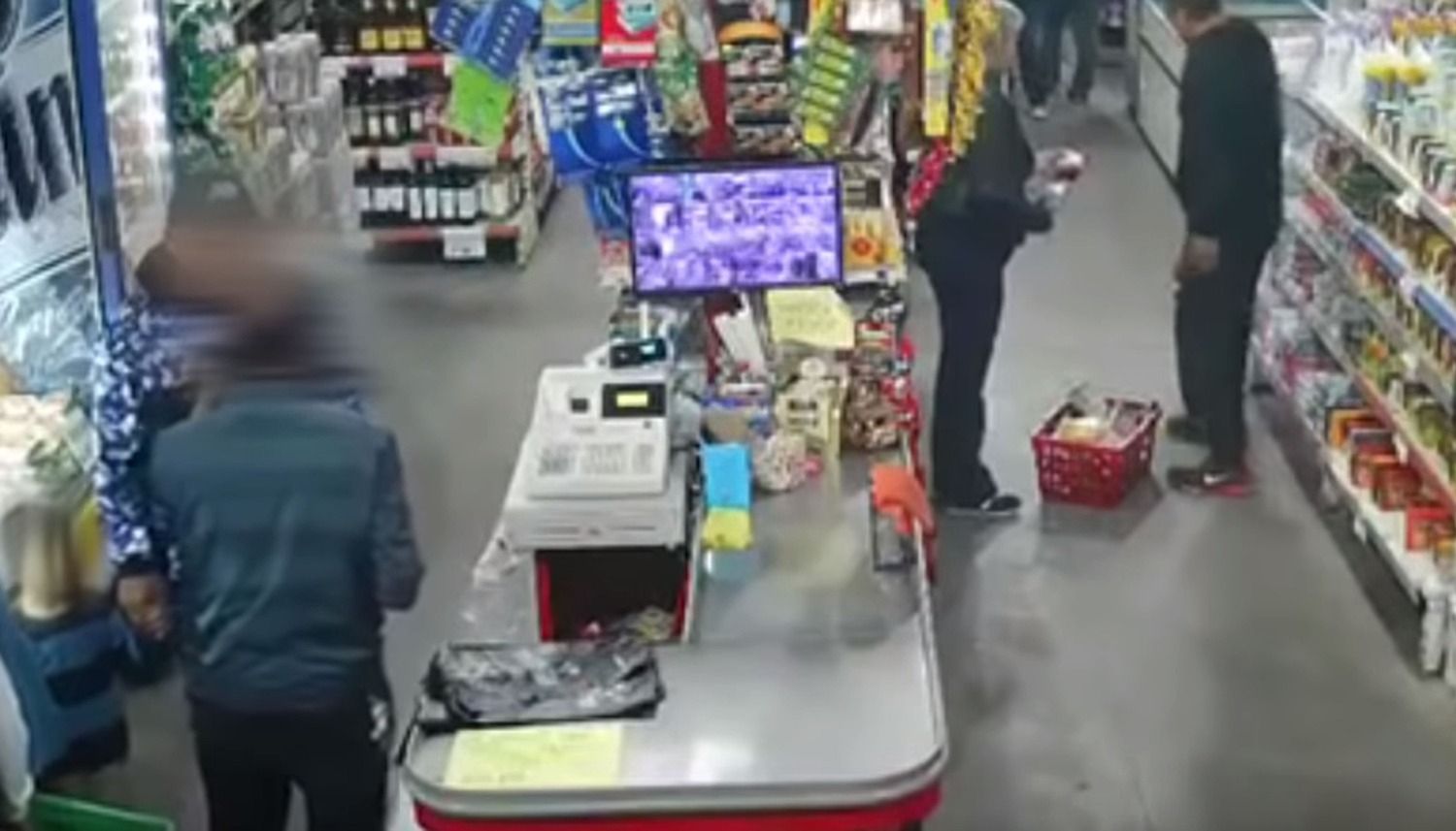Fue a robar cervezas con su hijo de 5 años a un supermercado y lo echaron a las piñas