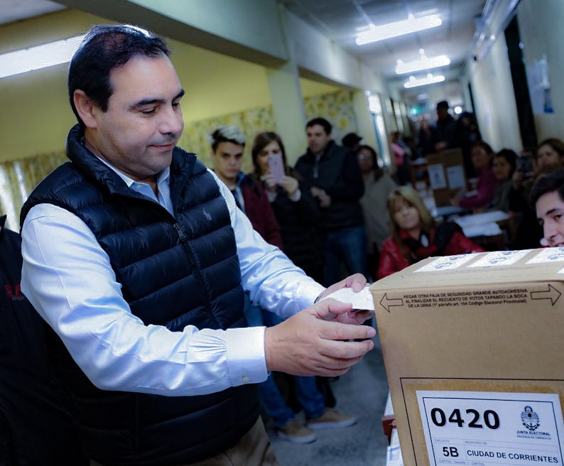 Valdés emitió su voto y resaltó que los "comicios se están desarrollando con normalidad"