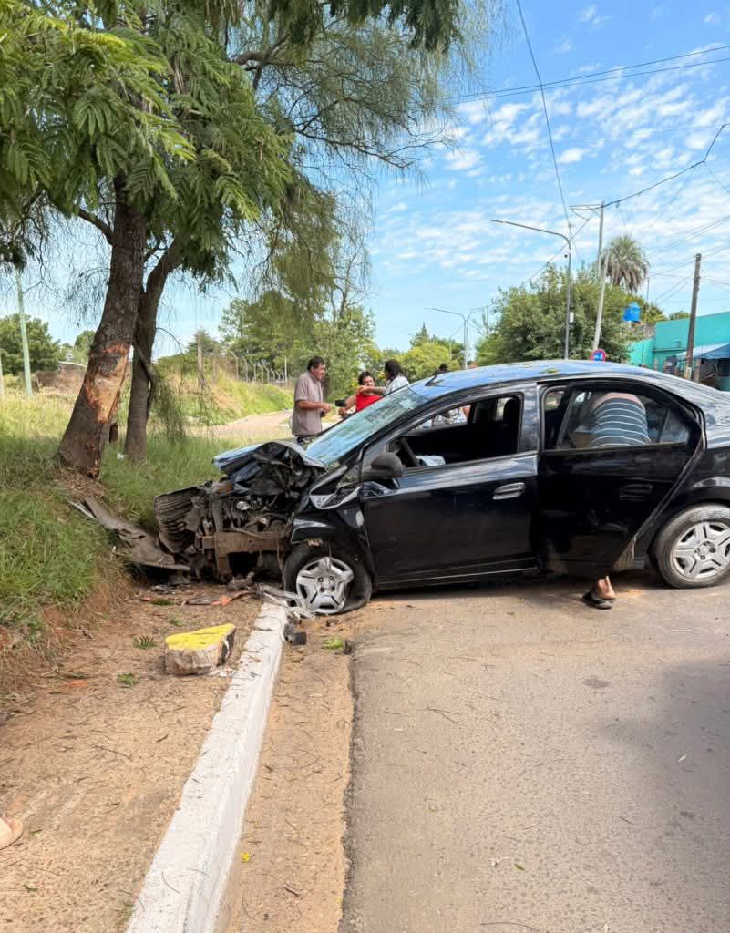 Concordia: se quedó dormido al volante y chocó contra un árbol