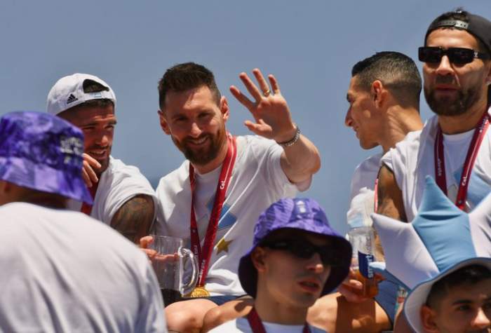 El peligroso blooper de Messi y compañía en plena caravana