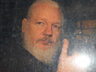 Piden la detención de Julián Assange por violación