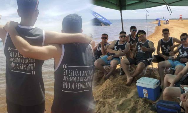 Ahorró por un año y llevó a todos sus empleados de vacaciones a la playa