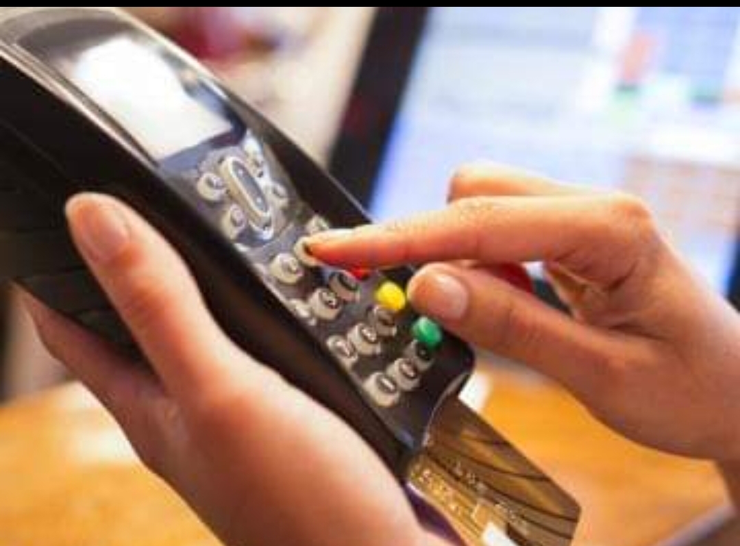 Los comercios ahora deberán aceptar todas las tarjetas de débito en pagos superiores a $100