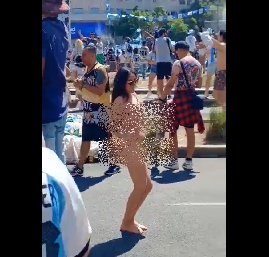 Una mujer se desnudó en plena 9 de Julio: las otras promesas cumplidas por los hinchas