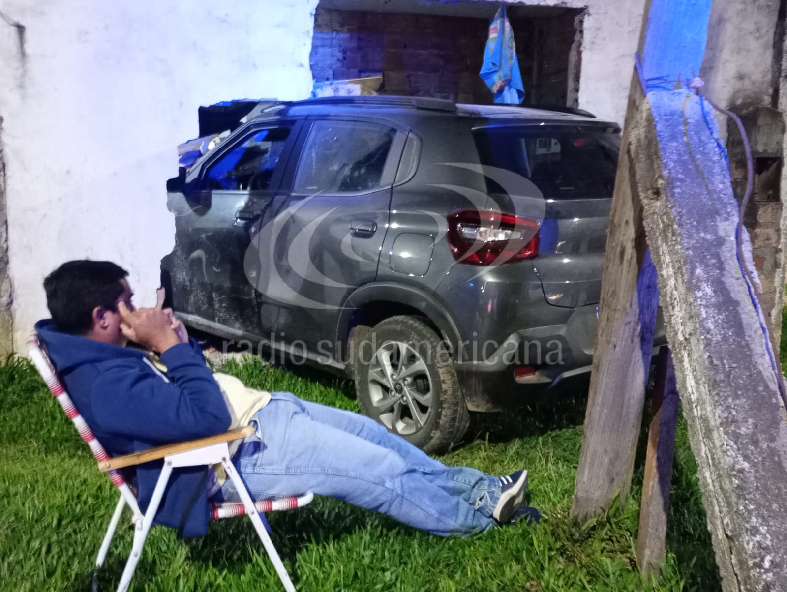 Un automóvil chocó contra una casa: "Rompieron todas mis cositas"