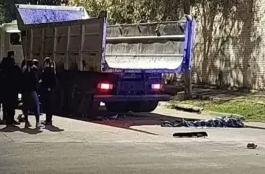 Adolescente que manejaba una moto murió aplastado por un camión municipal en Goya